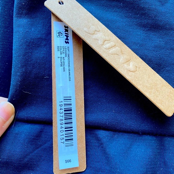 SKIMS seamless soft smoothing (eclipse - black) leggings - Picture 2 of 4